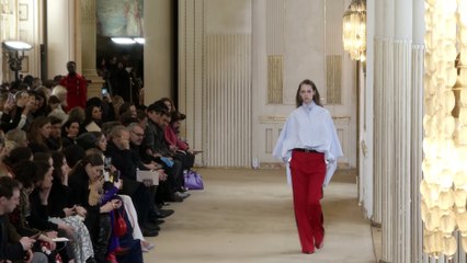 Nina Ricci apuesta por la feminidad en París