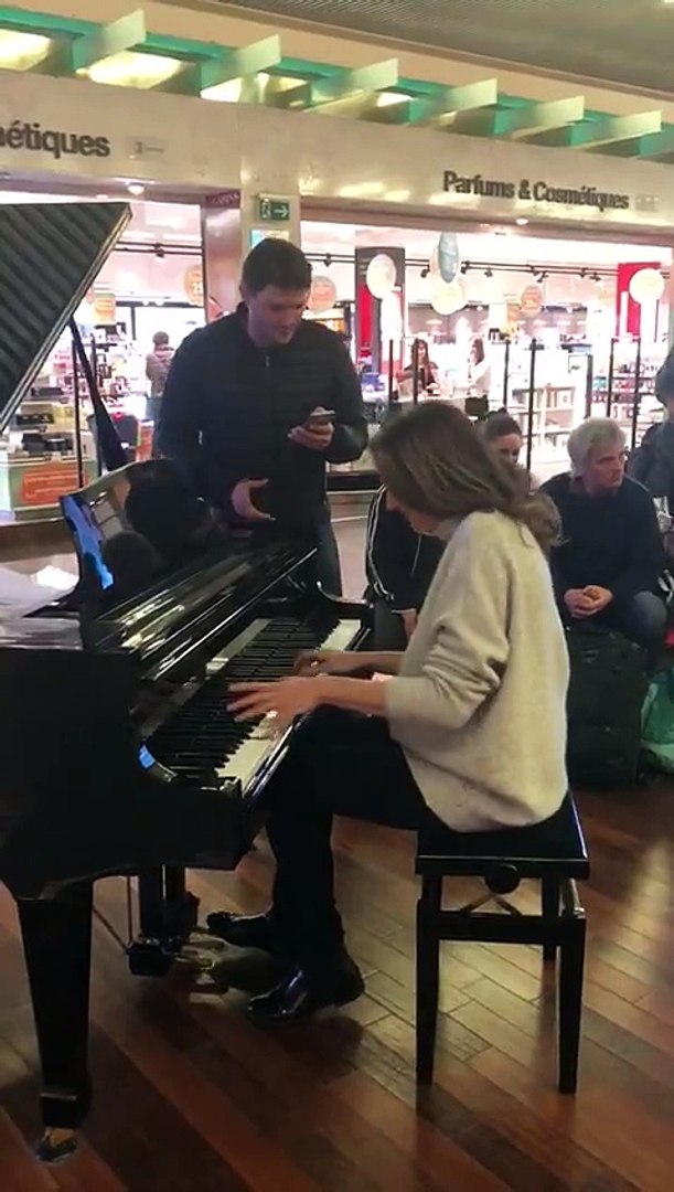 Son avion a du retard, elle joue du piano et c'est un moment exceptionnel -  Vidéo Dailymotion