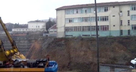 Kimse Tedbir Almıyor! 400 Öğrencili Okulun Altındaki Toprak Kayması Görüntülendi