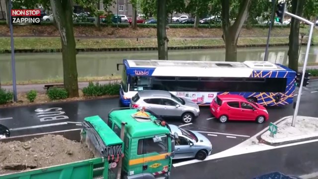 Toulouse : 2 voitures prennent la voie de bus à contresens et provoquent une situation rocambolesque (vidéo)