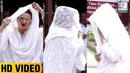 Rekha Hides Her Face And Ran Away From Media