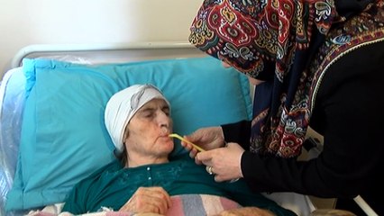 Öz kızının hakaret ettiği yatalak kadına bakan gelini konuştu