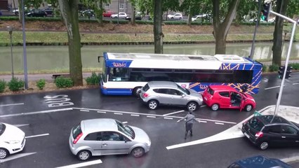La prochaine fois ils éviteront de prendre la voie de bus... Bien fait