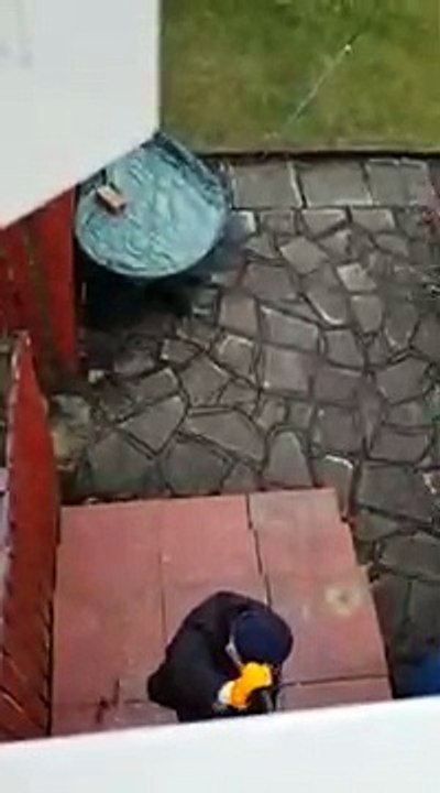 Un cambrioleur tente de forcer sa porte d'entrée, il le film avoir une mauvaise surprise !