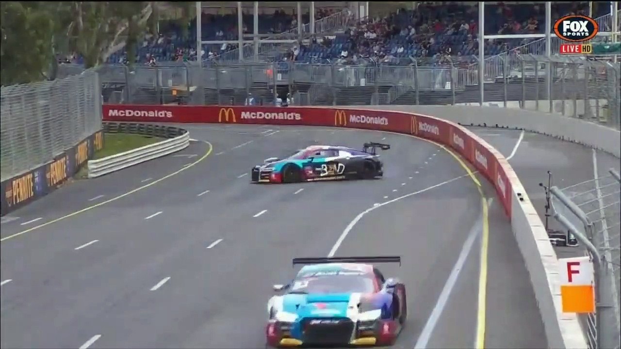 Un pilote perd le contrôle de son Audi R8 LMS en pleine course mais arrive à repartir parfaitement !