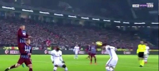 Trabzonspor - Beşiktaş maçında Talisca-Sosa çarpışması