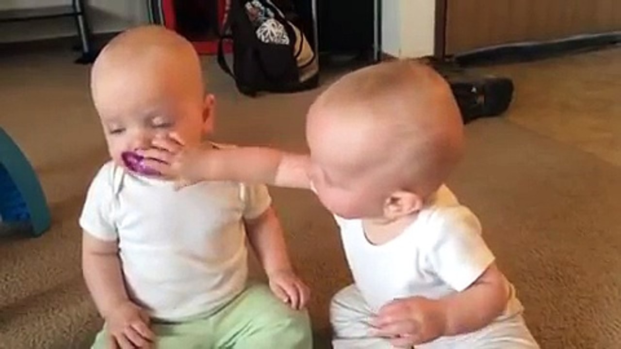 [MP4 360p] Twin baby girls fight over pacifier