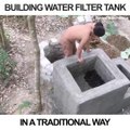 Ils construisent un filtre à eau naturel pour avoir de l'eau potable
