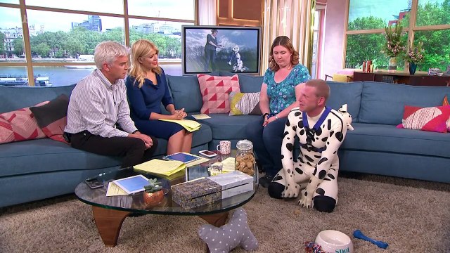 Cet homme vit comme un chien domestique... WTF???