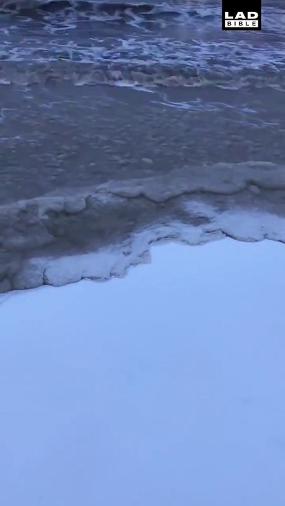 La mer gèle instantanément quand elle touche la terre... Phénomène incroyable