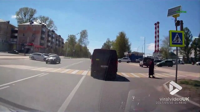 Ce piéton réussi à éviter une voiture à un passage piéton... En mode acrobate