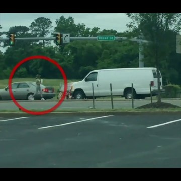 Il surprend une femme qui fait la manche alors qu'elle a une voiture à plus de 30.000 dollars