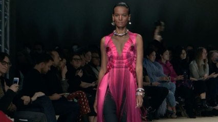 29 of the Best Looks from Alexander McQueen's Fall 2018 Runway