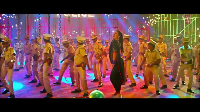 Exclusive- Aata Majhi Satakli - Singham Returns - Ajay Devgan - Kareena Kapoor - Yo Yo Honey Singh - YouTube[via torchbrowser.com] (1)