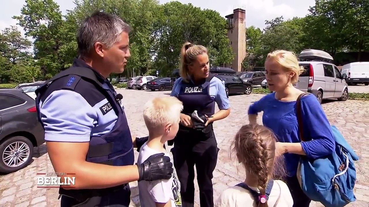 Junge (9) klaut Auto und fährt Schwester zu Fast Food Restaurant | Auf Streife - Berlin | SAT.1 TV