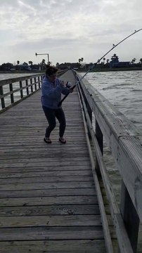 Elle pêche un petit poisson et tombe à la renverse !