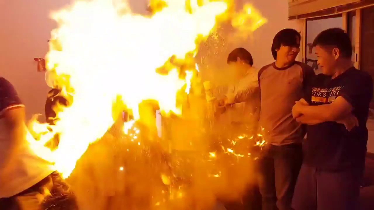 Erreur.. c'est pas une bougie mais un aérosol ! Bon anniversaire