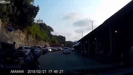 Ce scooter prend une barrière en pleine tete