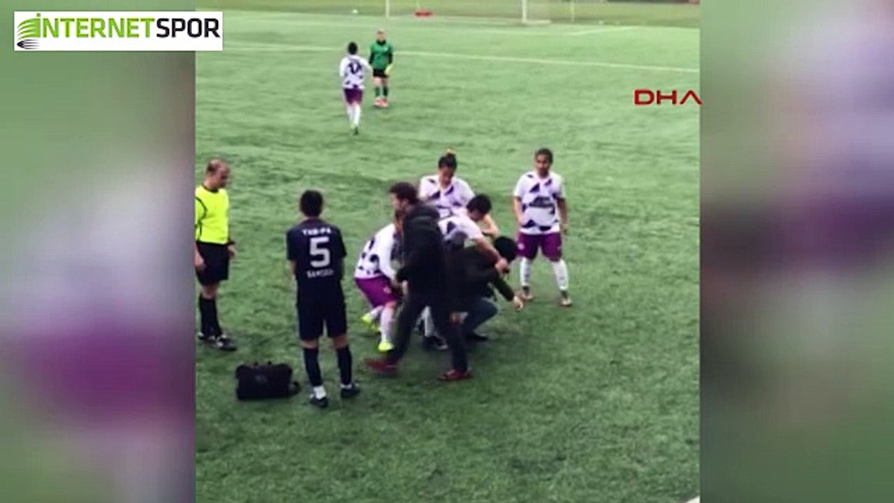 Sakatlanan futbolcusunu sırtında taşıdı