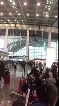 Mái sân bay đổ sập vì mưa lớn khiến tất cả hành khách hoảng hồn