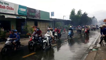 "Con đường mưa" là có thật: người dân Long An tạt nước tới táp vào người đi đường