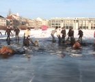 Des dizaines de cavaliers se retrouvent piégés dans les eaux d'un lac gelé après que la glace ait cédée