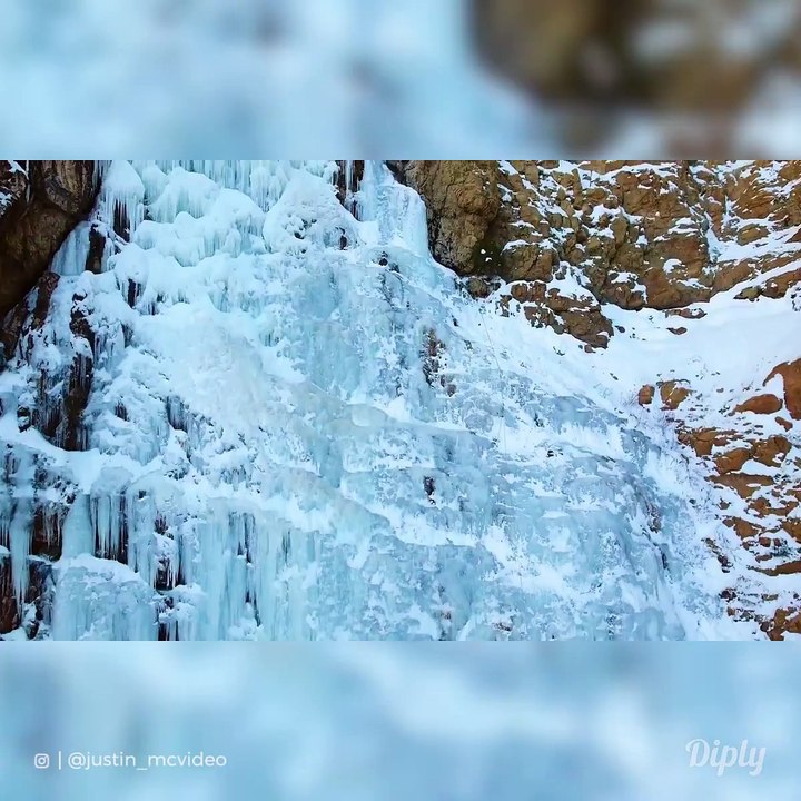 Cet alpiniste escalade une chute d'eau glacée... Vertigineux