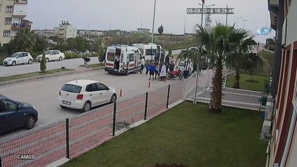Motosikletin ön tekerleğini kaldırarak seyreden sürücü, okul servisine arkadan böyle çarptı