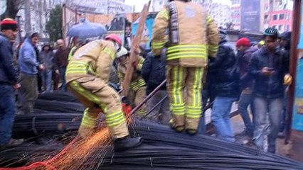 Kadıköy'de kaldırımda yürüyen vatandaş, inşaat demirlerinin altında kaldı