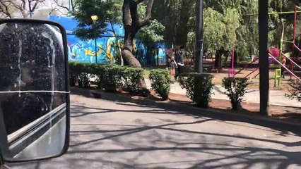 Il tente de transporter une statue sur son dos en vélo