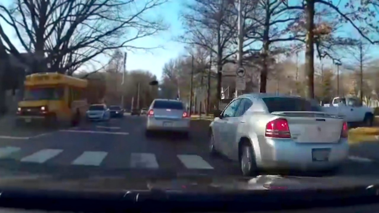 Un automobiliste fait une grosse queue de poisson et se fait punir par le karma