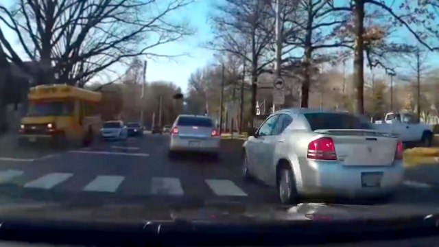 Un automobiliste fait une grosse queue de poisson et se fait punir par le karma