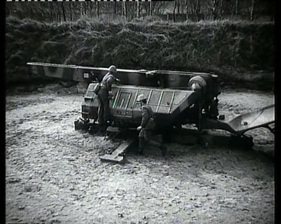 Überführung der Startrampe SM-90 in die Gefechtslage [3]