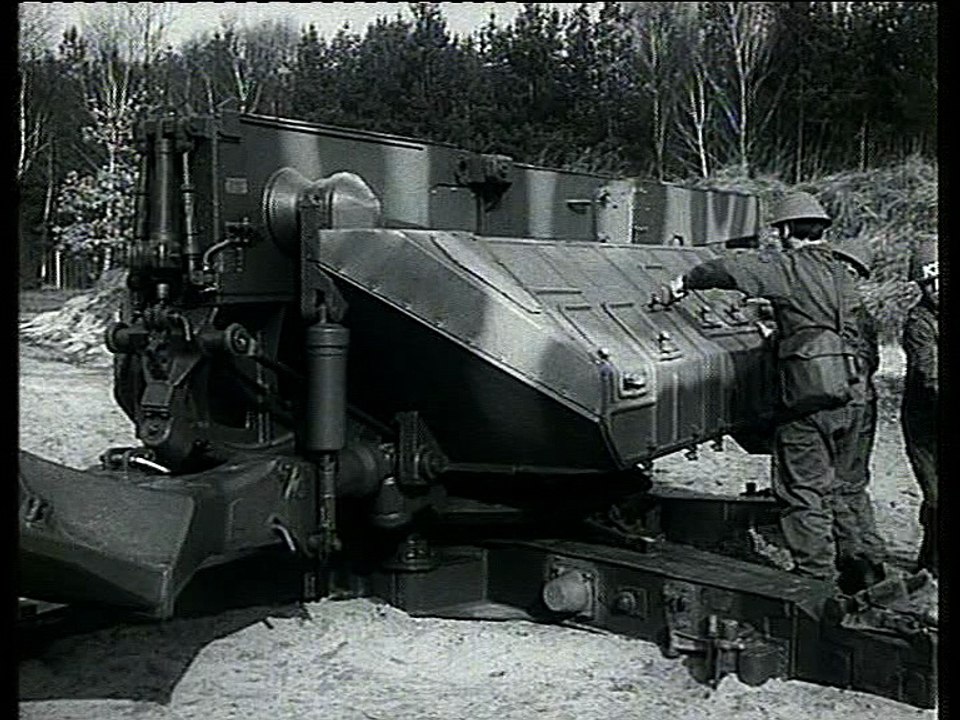 Überführung der Startrampe SM-90 in die Gefechtslage [4]