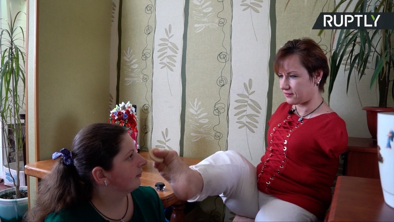 Meet the Talented Makeup Artist Who Uses Only Her Feet