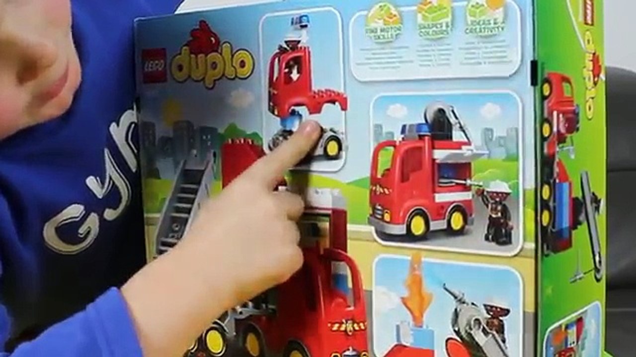 Alex costruisce il Camion dei Pompieri - Lego Duplo - Video per bambini piccoli giocattoli maschi