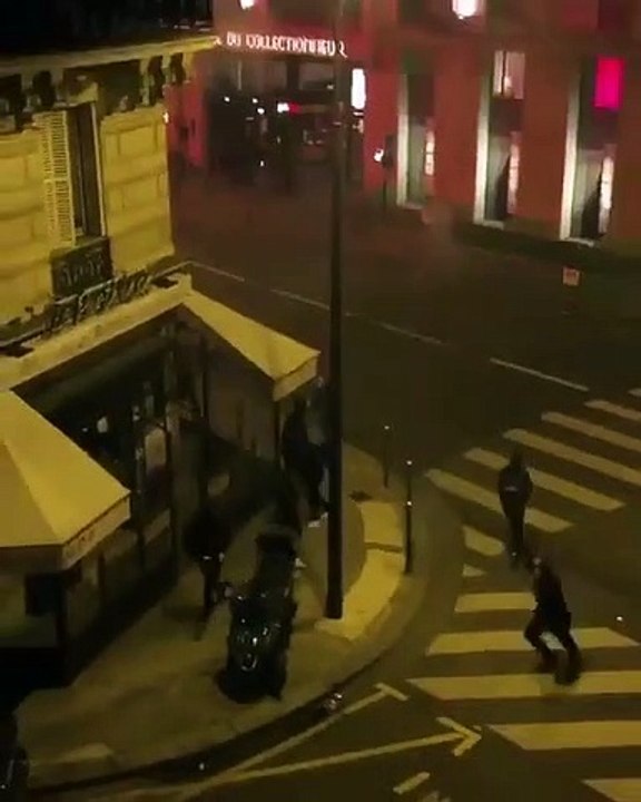 Des supporters du PSG tentent de ne pas laisser les joueurs du Real de Madrid se coucher !