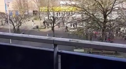 Pays-Bas : Un agresseur armé de couteaux vs Des élèves !