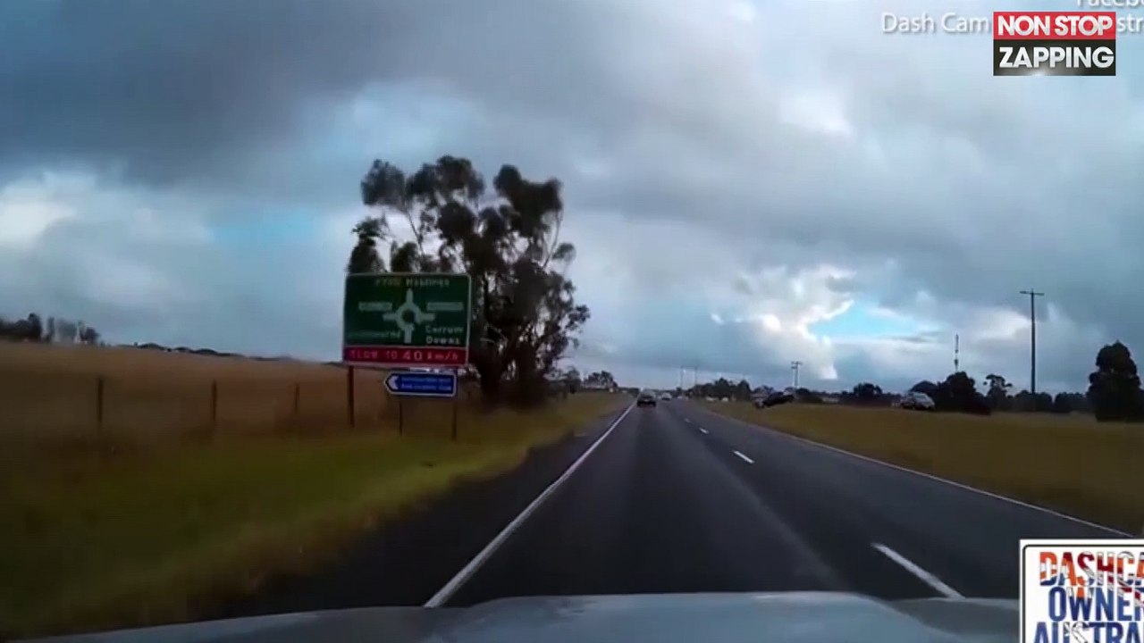 Un conducteur fait plusieurs tonneaux en voiture et s'en sort indemne (vidéo)