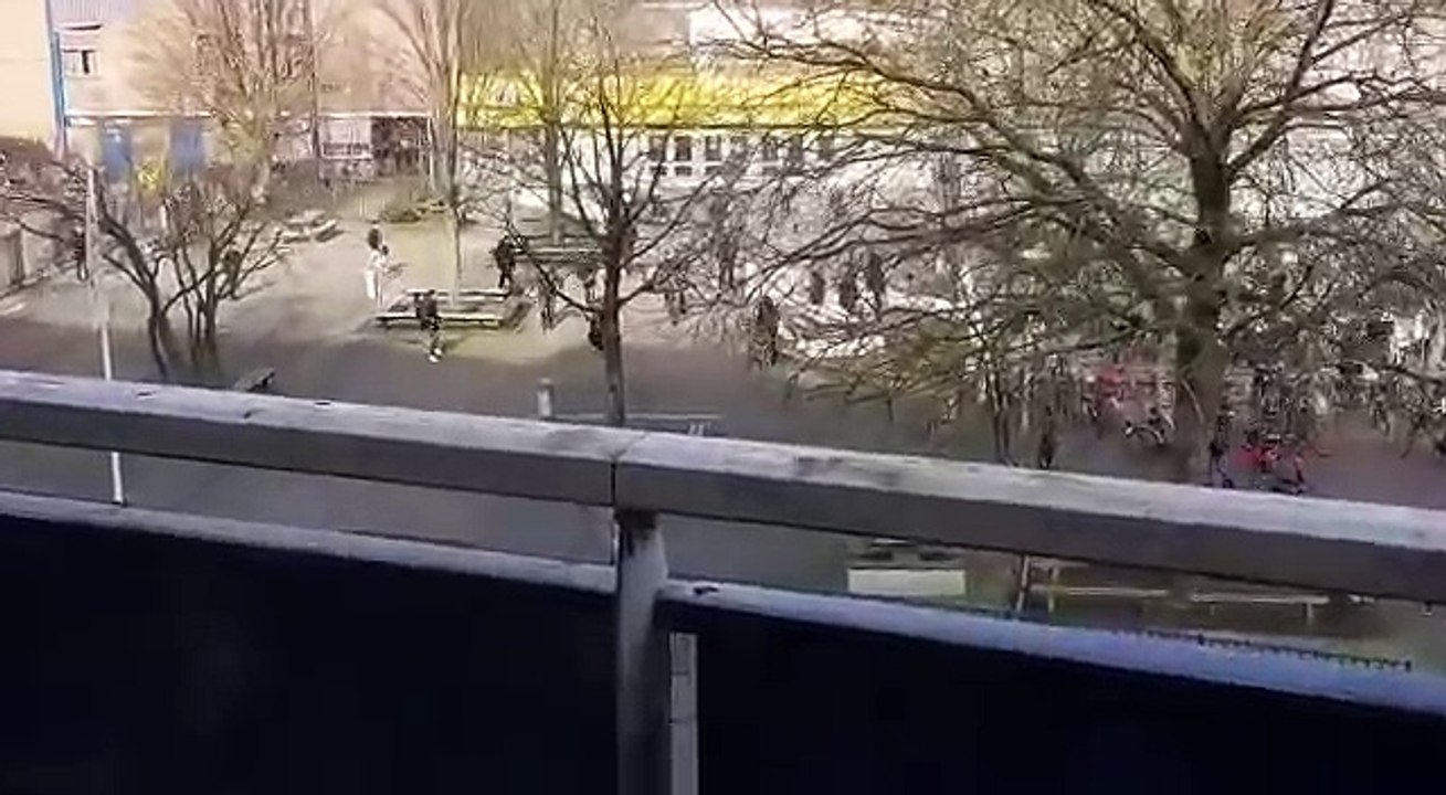 Ces élèves courageux chassent un homme qui les menaçait avec un couteaux dans une école aux Pays-Bas