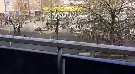 Ces élèves courageux chassent un homme qui les menaçait avec un couteaux dans une école aux Pays-Bas