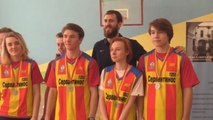 Sergio Hernández corona a los campeones de un torneo de baloncesto de colegios moscovitas