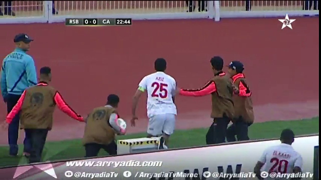 الهدف الاول لنهضة بركان أمام نادي الأفريقي عن طريق محمد العزيز - كأس الكونفدرالية الإفريقية