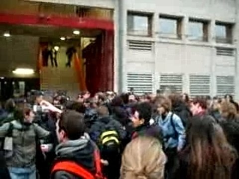 Bordel à la fac Paris 7 Denis Diderot VS CRS