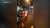 En Tailandia los perros no solo viajaban en moto sino que sostienen cosas en su boca
