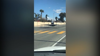 Iba por una autopista cuando se encontró a unos chicos saltando en una cama elástica