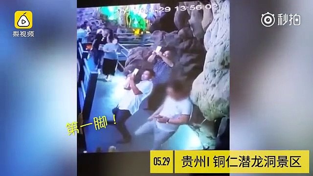 Ce touriste chinois détruit une stalagmite vieille de 10 millions d'années... Idiot