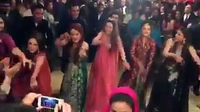 girls dancing at PPP song