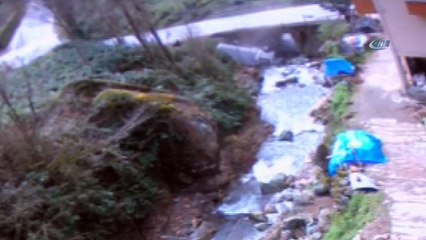 Kamyonet dereye yuvarlandı, 3 kişi yaralandı...Kaza anı kamerada