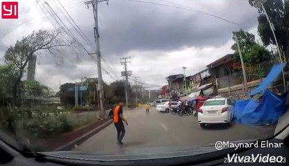 Scammer Jumps onto Car